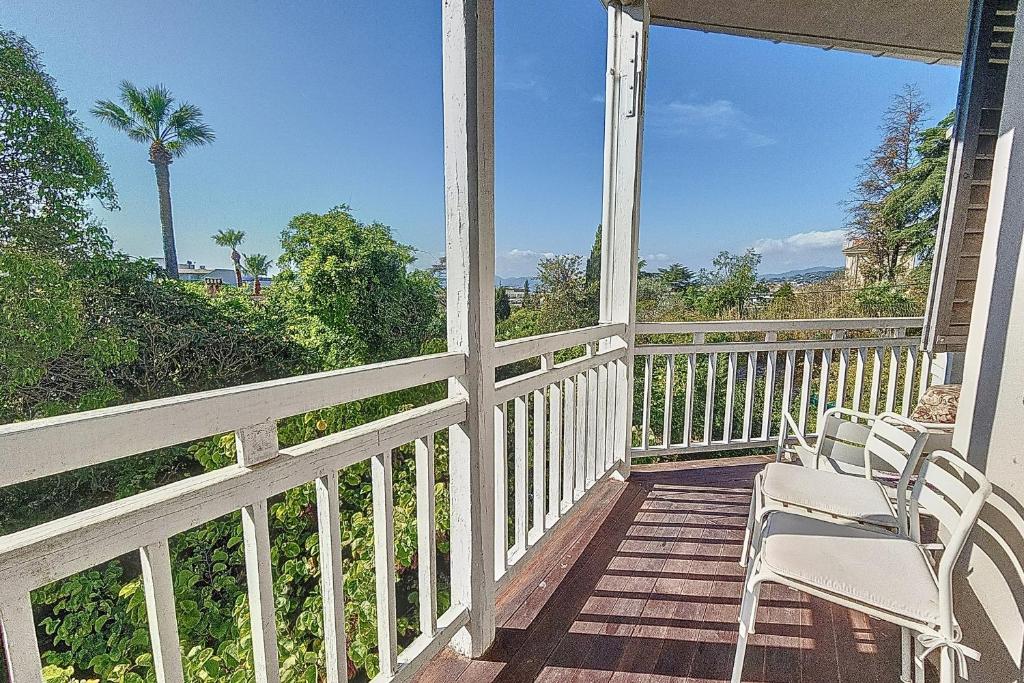 HENRI CAMILLE REAL ESTATE LOBEDIA Pretty studio quiet terrace