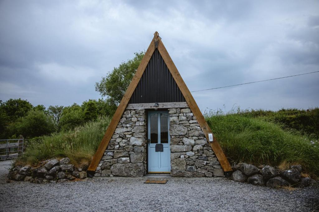 una piccola casa con tetto triangolare e porta di Mayo Glamping a Castlebar