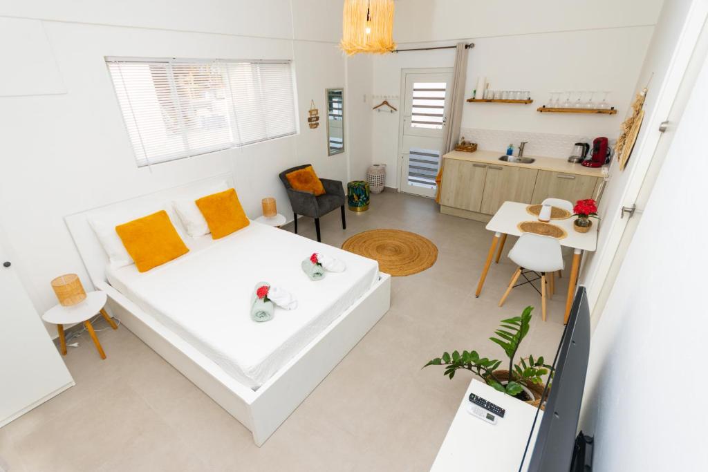 sala de estar con sofá blanco y mesa en Studio Apartment Volterra Curacao, en Willemstad
