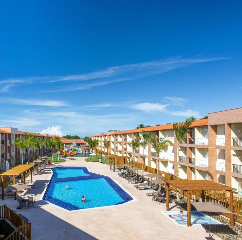 - une image de la piscine du complexe dans l'établissement Resort Ondas Praia, à Porto Seguro