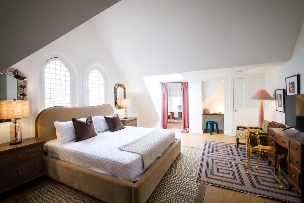 een slaapkamer met een groot bed en een bureau bij Swann House in Washington
