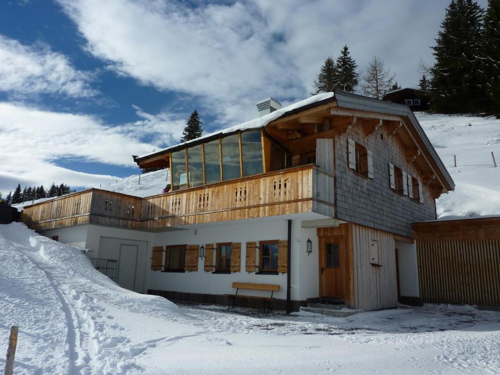 キルヒベルク・イン・チロルにあるAlmapartment Skiwiege - Ski-in - Ski-out ONLYの雪山頂の家