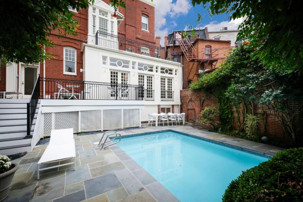 une piscine en face d'un bâtiment dans l'établissement Swann House, à Washington