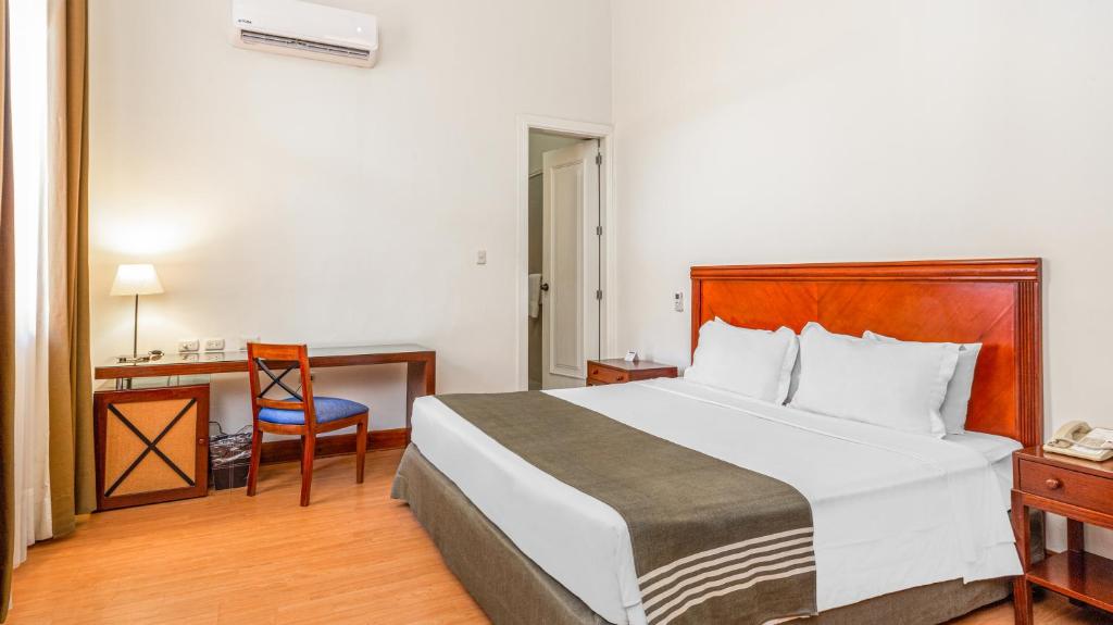 Postel nebo postele na pokoji v ubytování LP Los Portales Hotel Piura