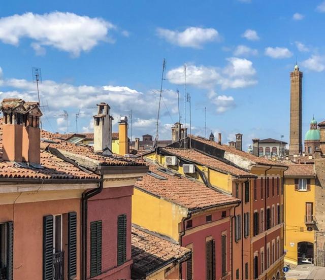 un grupo de edificios con chimeneas encima de ellos en Healthy Flat Bologna, en Bolonia