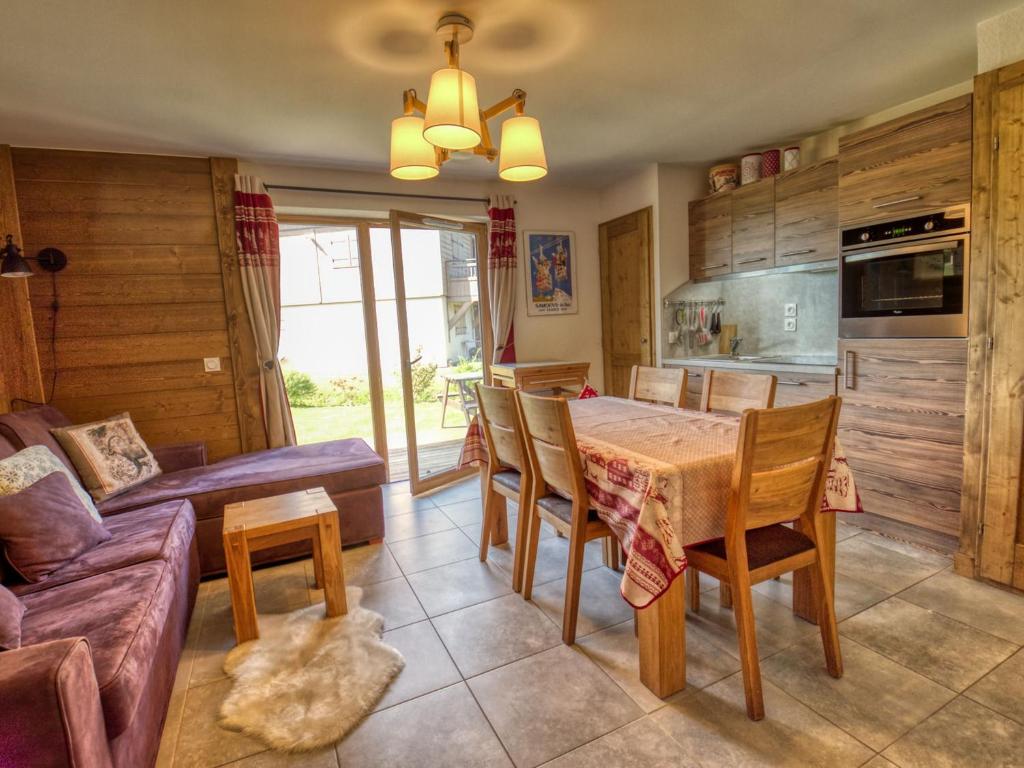 een keuken en een woonkamer met een tafel en stoelen bij Appartement Morillon Village, 3 pièces, 4 personnes - FR-1-642-35 in Morillon