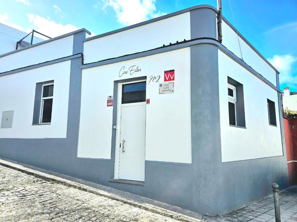een wit en grijs gebouw met een deur bij Canarian House Casa Esther in Icod de los Vinos in Icod de los Vinos
