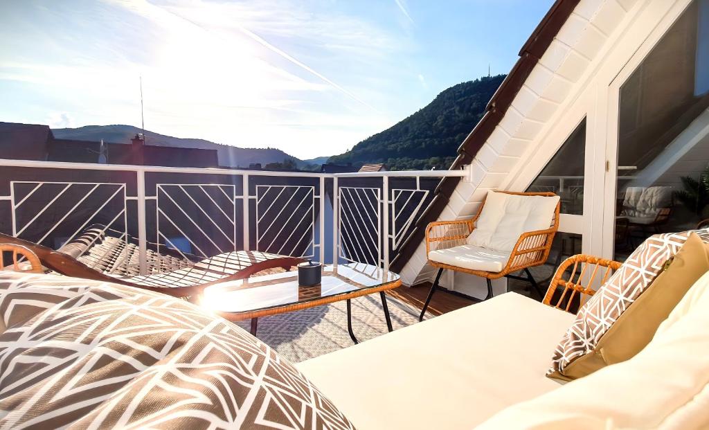 a balcony with a view of the mountains at ROMANTIC-Apartment - Altbauflair mit Dachterrasse & Waldblick, Maisonette, 80m2 in Annweiler am Trifels