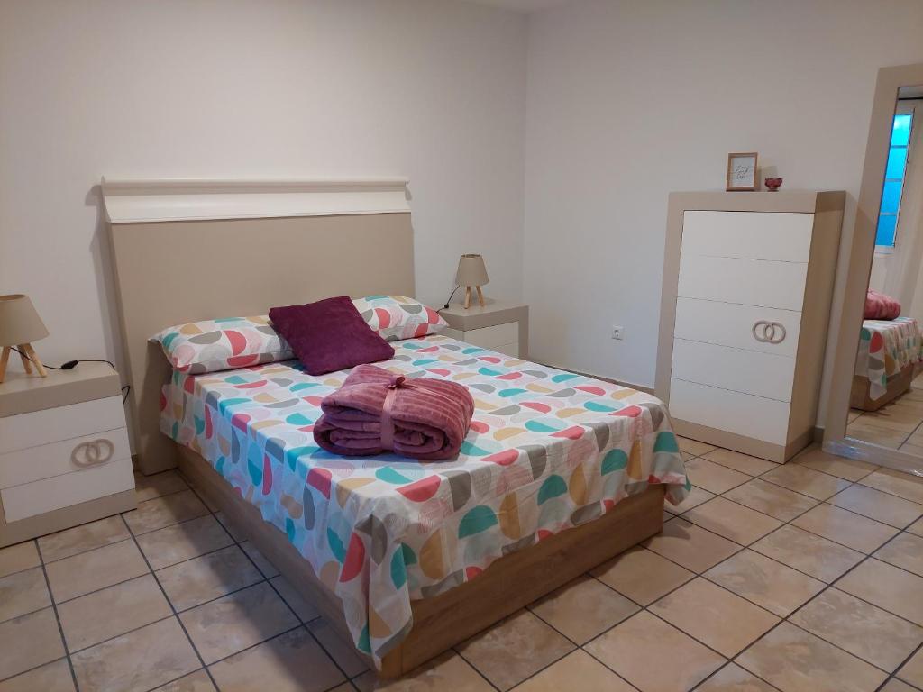 um quarto com uma cama com toalhas em Casita en la playa em Boiro