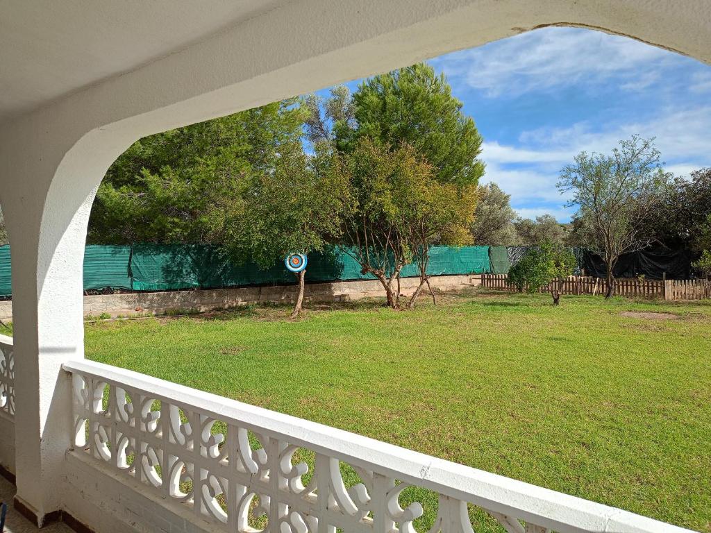 - une vue sur la cour depuis une clôture blanche dans l'établissement Large yard, large lawn, independent villa, à Llíria