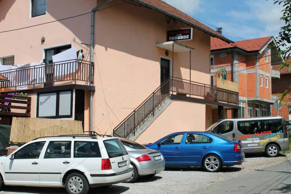 un grupo de coches estacionados frente a un edificio en Vendela sobe, en Banja Luka