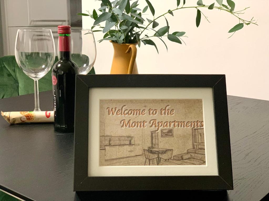 ein Bild von einer Flasche Wein und einem Glas Wein in der Unterkunft Mont Apartments in Düsseldorf