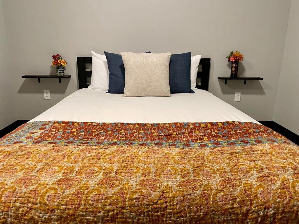 1 dormitorio con 1 cama grande con una manta colorida en Sleep Seven In Family Suite Near St Louis, en Pacific