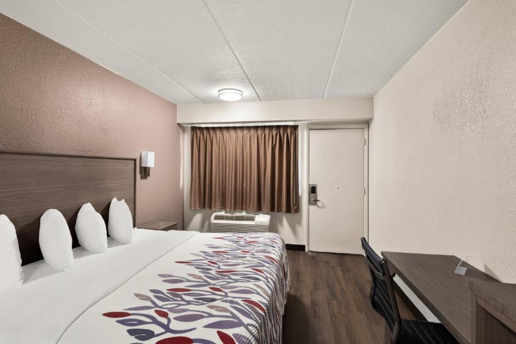 Red Roof Inn Binghamton - Johnson City - Standard King Room Disability Access Smoke Free