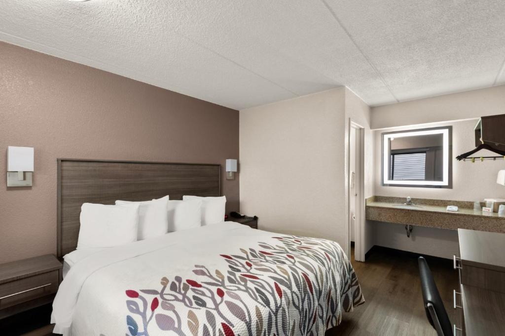 Red Roof Inn Binghamton - Johnson City - Standard King Room Smoke Free