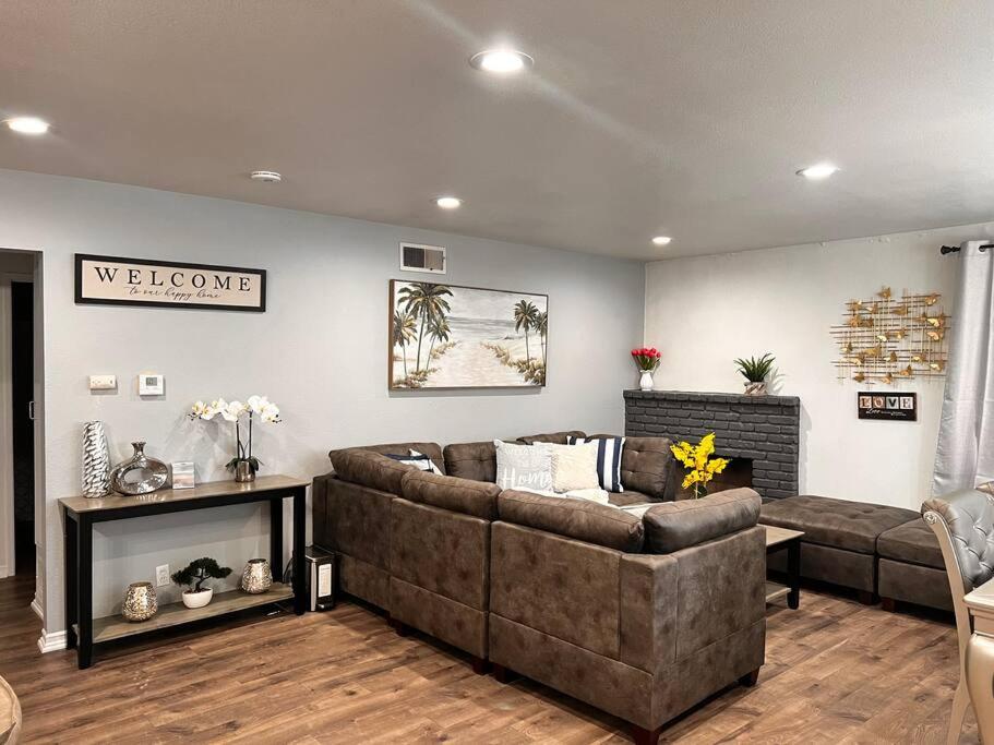 uma sala de estar com um sofá e uma mesa em New HB Family Vacation Home em Midway City