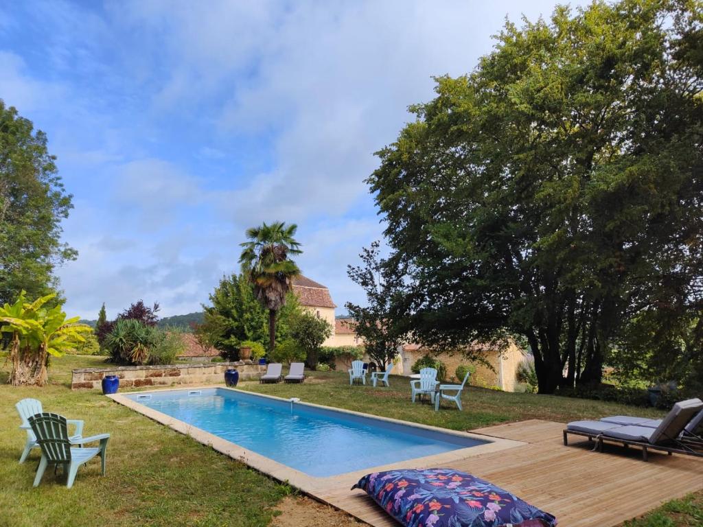 une cour avec une piscine, des chaises et des arbres dans l'établissement Château le But et sa Guest House proche de Périgueux en Dordogne, à Léguillac-de-Lauche