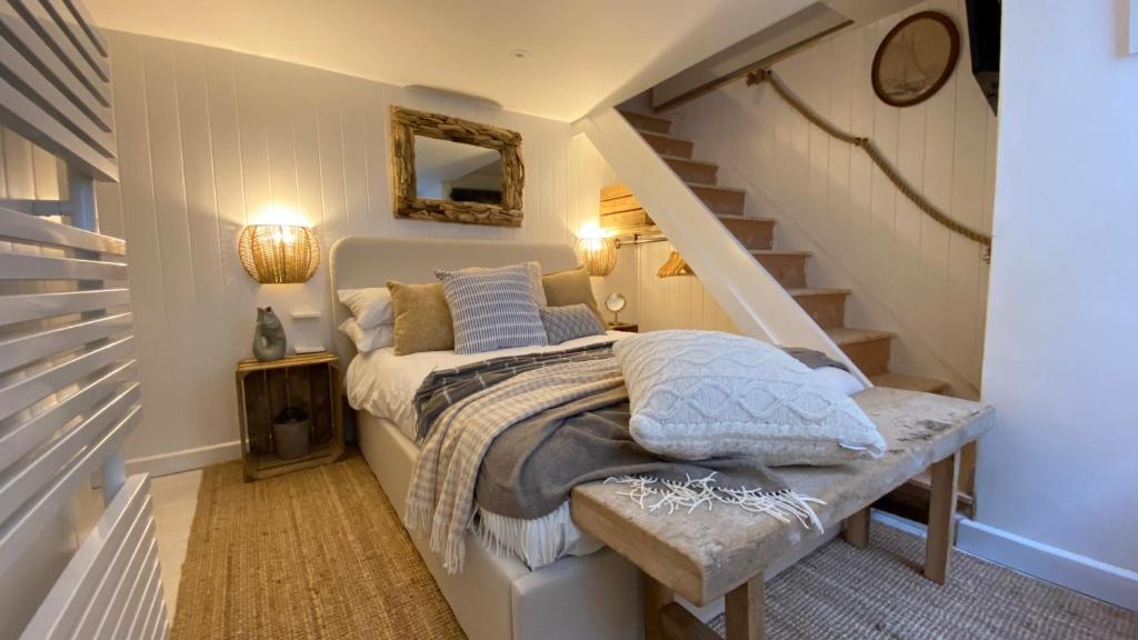 Postel nebo postele na pokoji v ubytování "SMUGGLERS HIDE" & "SMUGGLERS CABIN" - A 2 Bedroom FISHERMANS COTTAGE with Childs Bunk and HARBOUR VIEWS - and also a private entrance connecting 1 BED STUDIO - 10 Metres To Sea Front - 2023 GLOBAL REFURBISHMENT AWARD WINNER