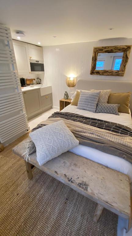 Kuchyň nebo kuchyňský kout v ubytování "SMUGGLERS HIDE" & "SMUGGLERS CABIN" - A 2 Bedroom FISHERMANS COTTAGE with Childs Bunk and HARBOUR VIEWS - and also a private entrance connecting 1 BED STUDIO - 10 Metres To Sea Front - 2023 GLOBAL REFURBISHMENT AWARD WINNER