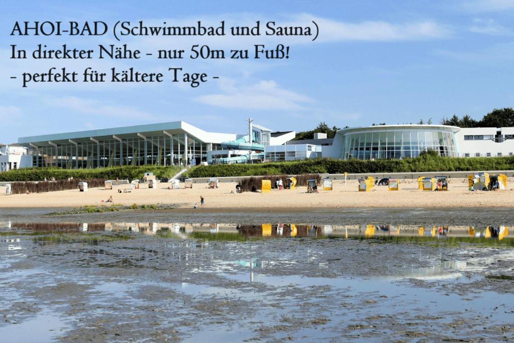 vista su una spiaggia e su un edificio di Traumhafte Ferienwohnung "Seeperle" in Cuxhaven - Duhnen mit Teilseeblick in 1A Lage a Cuxhaven