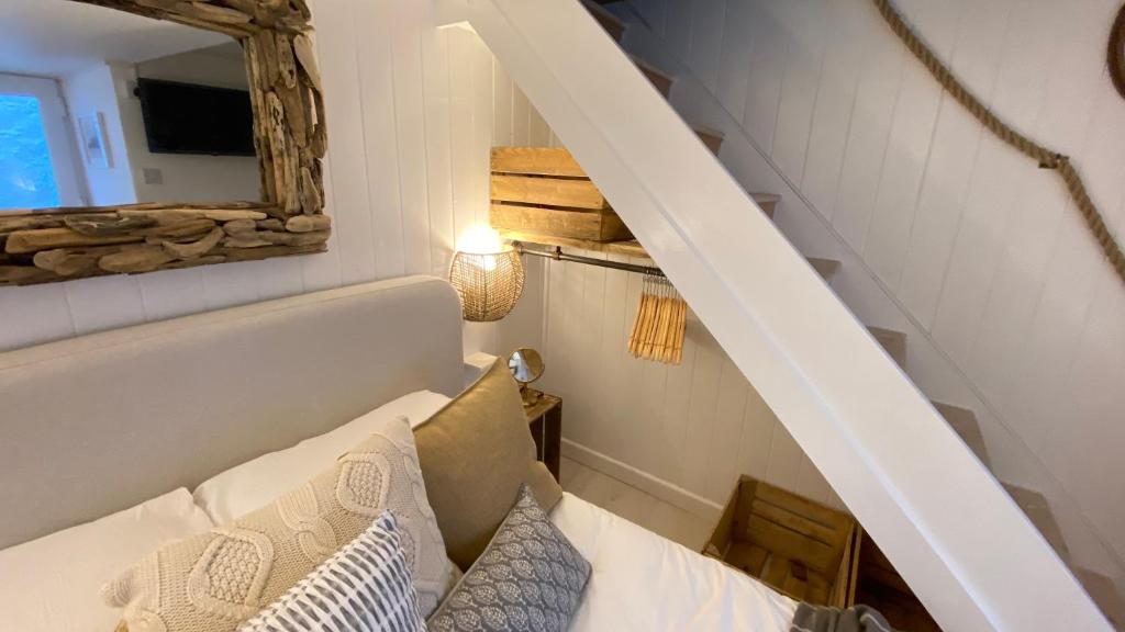 Postel nebo postele na pokoji v ubytování "SMUGGLERS HIDE" & "SMUGGLERS CABIN" - A 2 Bedroom FISHERMANS COTTAGE with Childs Bunk and HARBOUR VIEWS - and also a private entrance connecting 1 BED STUDIO - 10 Metres To Sea Front - 2023 GLOBAL REFURBISHMENT AWARD WINNER