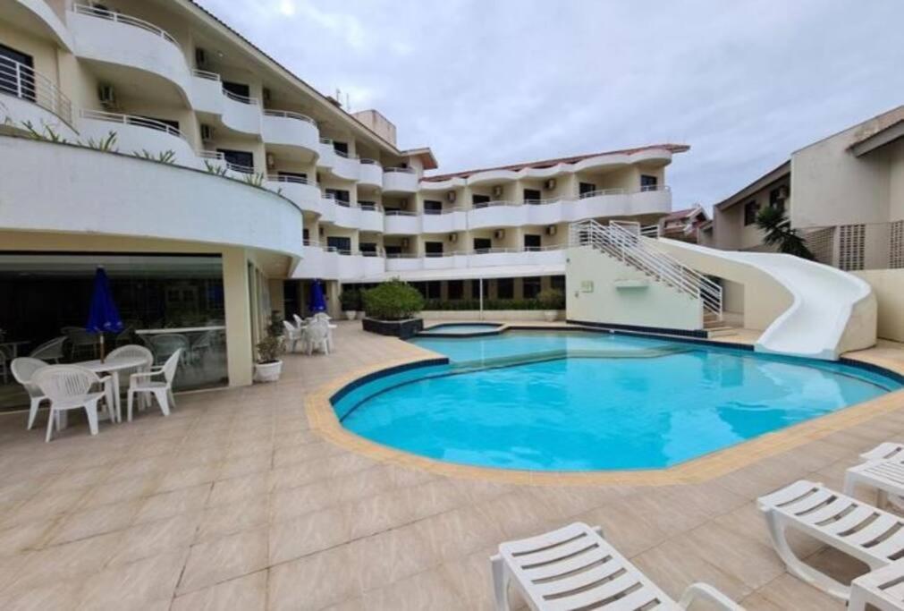 uma piscina em frente a um hotel em Apartamento pé na areia - PRAIA BRAVA - FLORIANÓPOLIS em Florianópolis