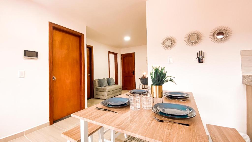 a dining room with a table with plates on it at OCASSO JARDIN APARTAMENTO AZULEJO in Jardin