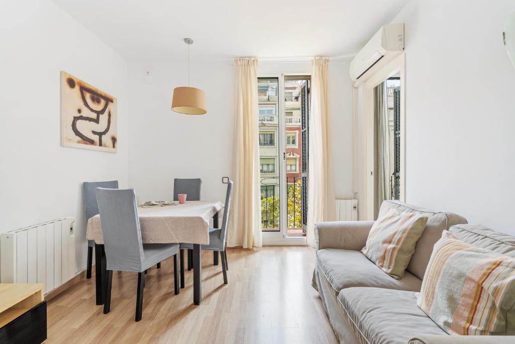 uma sala de estar com uma mesa e um sofá em Sagrada Familia Avenida Gaudi Views&cozy Lounge em Barcelona