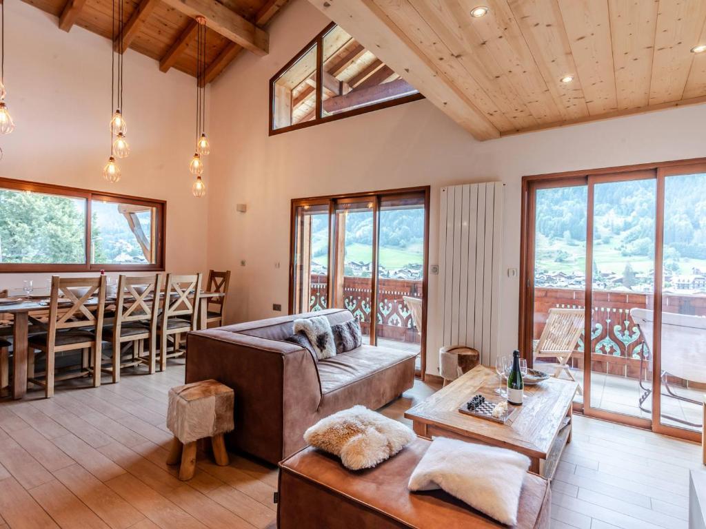 ein Wohnzimmer mit Sofa und Tisch in der Unterkunft Duplex 4* rénové, animaux admis, proche centre Morzine - FR-1-754-19 in Morzine