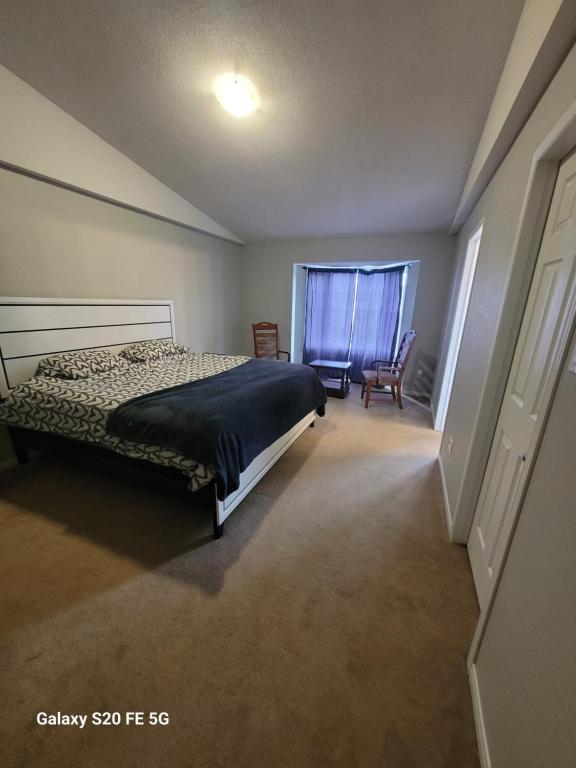 a bedroom with a bed and a window at Three-room townhouse in Ottawa