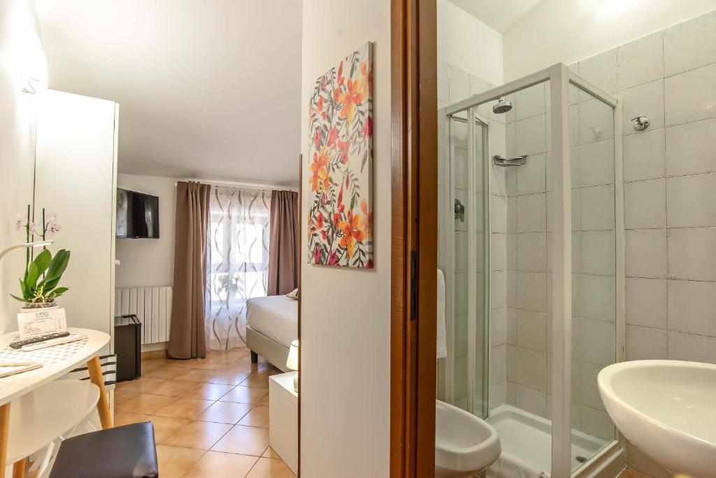 a bathroom with a shower and a sink at Plaza Rooms Ciampino in Ciampino