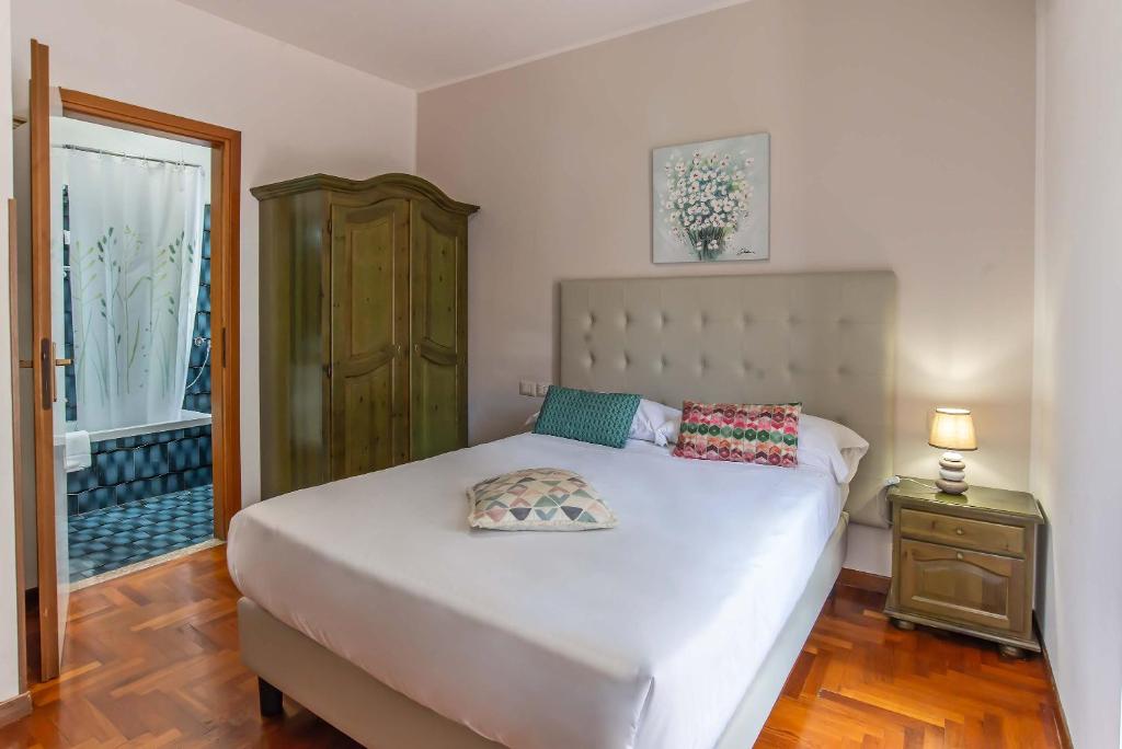 a bedroom with a bed and a dresser and a window at Plaza Rooms Ciampino in Ciampino