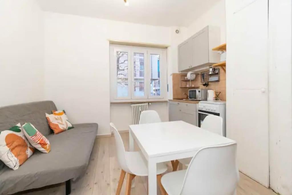 - un salon avec un canapé et une table blanche dans l'établissement city flat [strategic position], à Turin