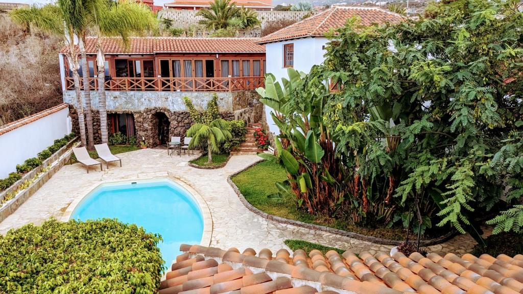 z góry widok na dom z basenem w obiekcie Las Villas de Gardel w mieście Icod de los Vinos