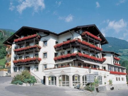 Nespecifikovaný výhled na hory nebo výhled na hory při pohledu z hotelu