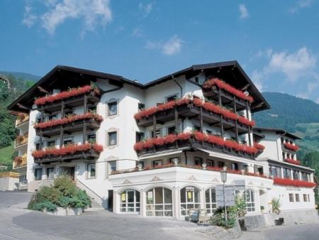 ein großes Gebäude mit Balkon darüber in der Unterkunft Gasthof Pitztaler Hof in Wenns