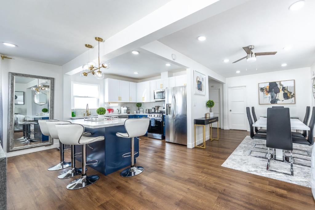 une cuisine et un salon avec une table et des chaises dans l'établissement Luxury Villa with hot tub! Walk to Beach & Bars, à Long Beach
