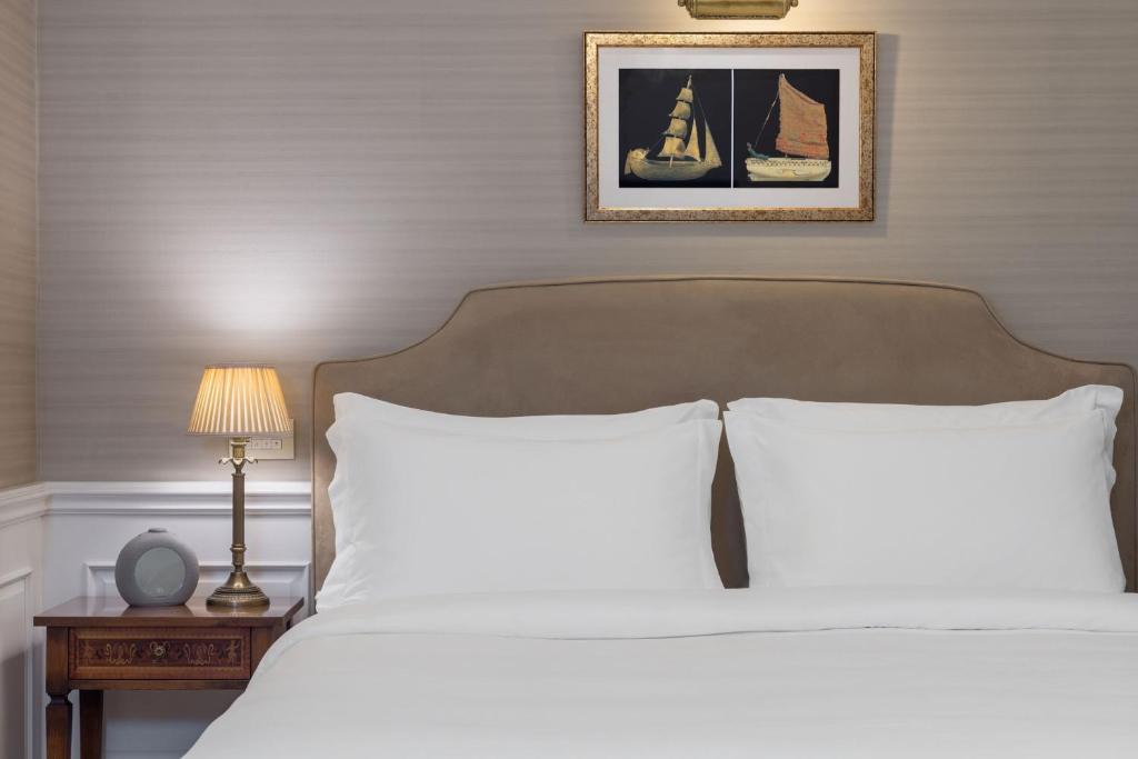 Postel nebo postele na pokoji v ubytování King George, a Luxury Collection Hotel, Athens