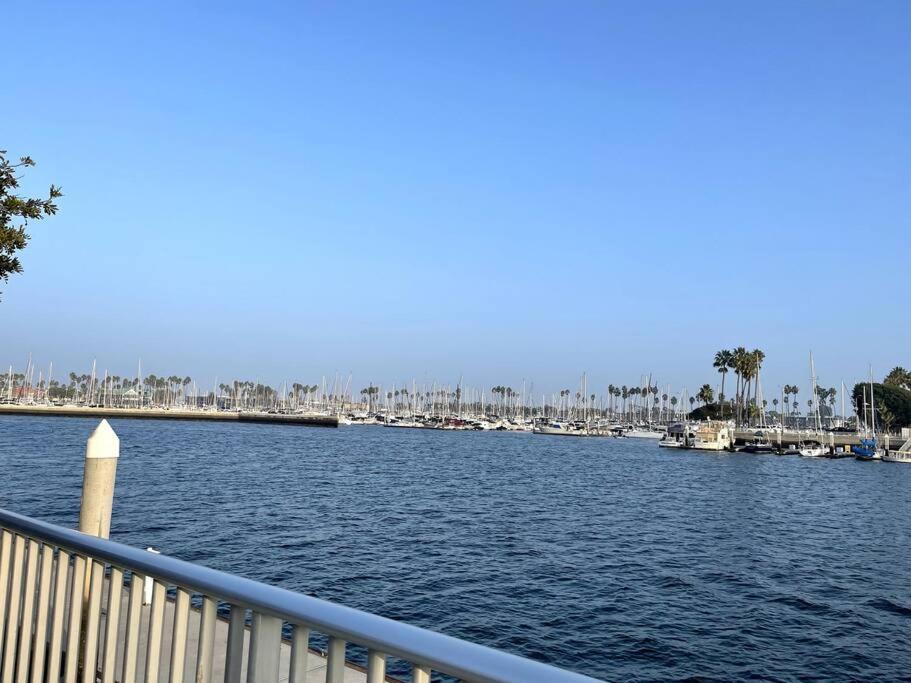 - une vue sur un port de plaisance avec des bateaux dans l'eau dans l'établissement Beautiful unit in the heart of Belmont Shores !, à Long Beach