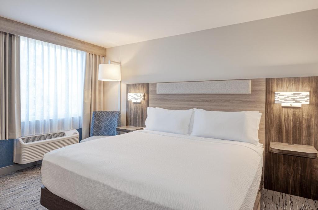 Postel nebo postele na pokoji v ubytování Holiday Inn Express Federal Way - Seattle South by IHG