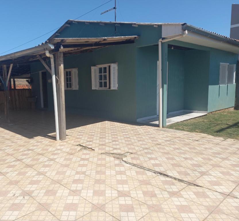uma casa com um pátio em azulejo em frente em Hosthê compartilhados em Canoas