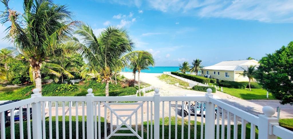 einen weißen Balkon mit Meerblick in der Unterkunft Ocean Villa Supreme in Bailey Town