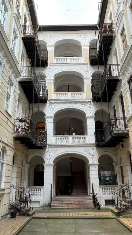 Budova, v ktorej sa apartmán nachádza