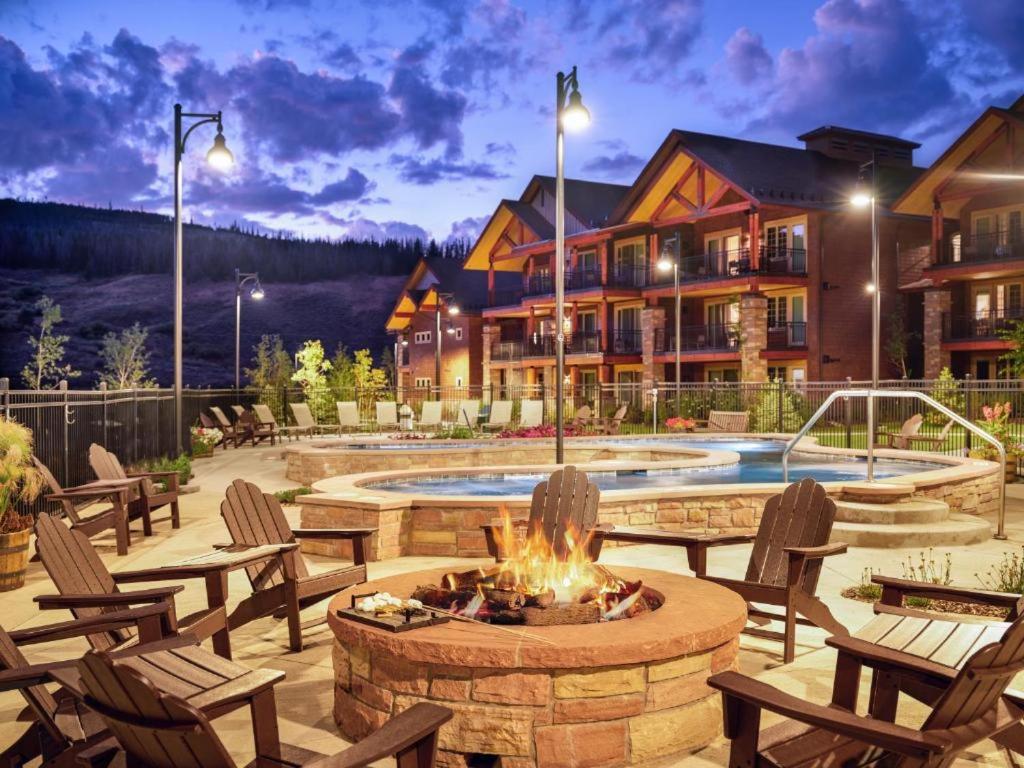 un patio con una hoguera y un complejo en Exquisite Upscale Oasis · Ski Resort, en Breckenridge