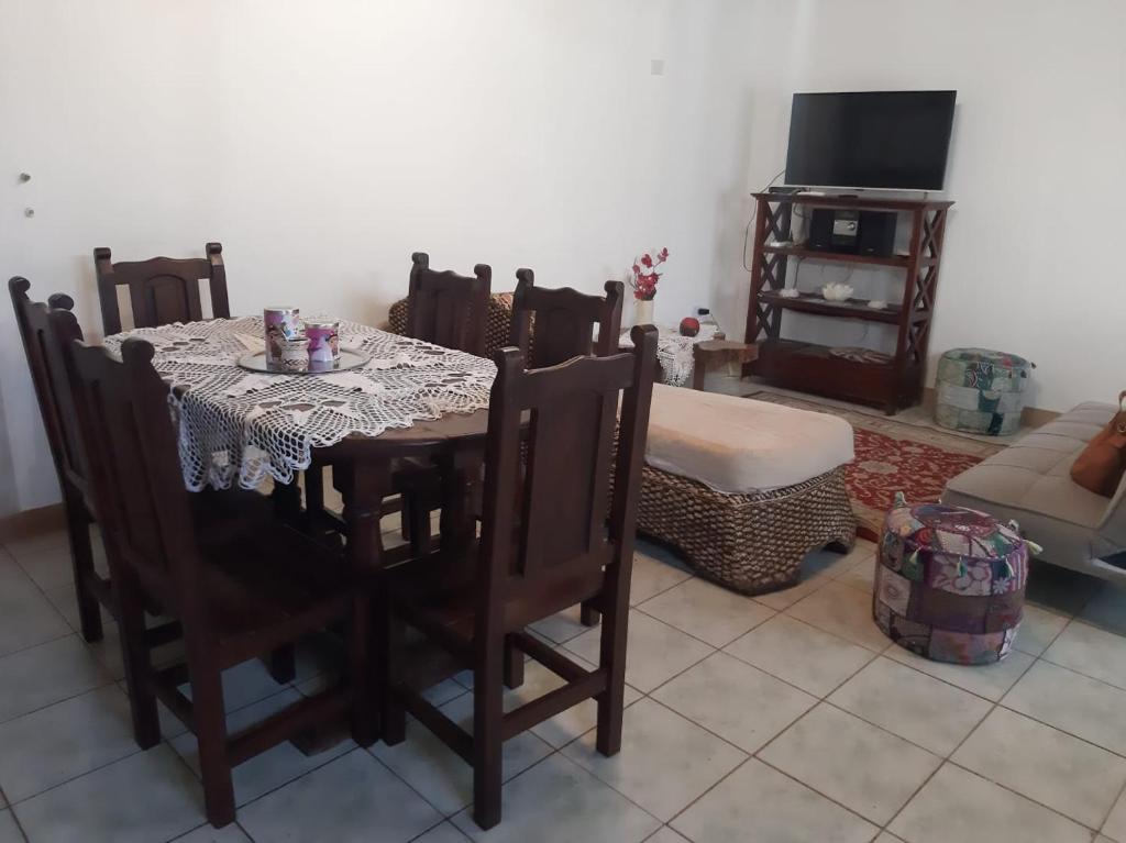 ein Esszimmer mit einem Tisch und Stühlen sowie einem TV in der Unterkunft Sol y Luna 1 in Perito Moreno