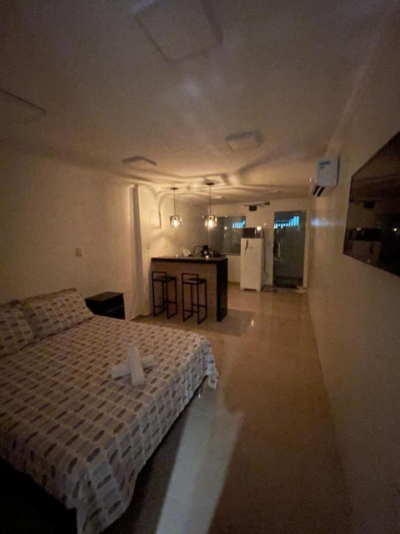 um quarto com uma cama no meio de um quarto em RM hospedagem unidade Gamboa em Cabo Frio