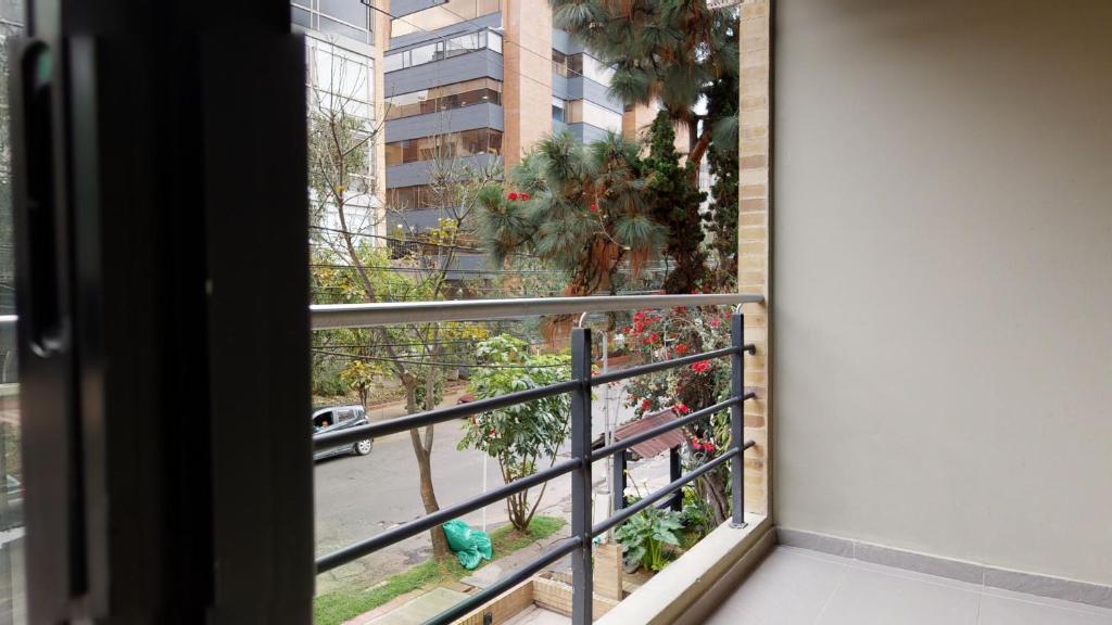 een raam met uitzicht op een stadsstraat bij Lujoso Apto 2 habitaciones Chico Comfort in Bogota