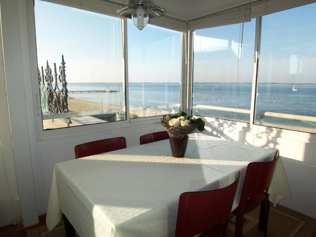 アルカションにあるAppartement Arcachon, 3 pièces, 4 personnes - FR-1-374-34の海の景色を望む部屋のテーブル