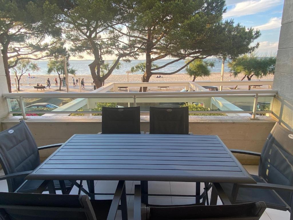 une table et des chaises avec vue sur la plage dans l'établissement Appartement T3 Centre-ville Arcachon, Terrasse, Parking, WIFI - FR-1-374-71, à Arcachon