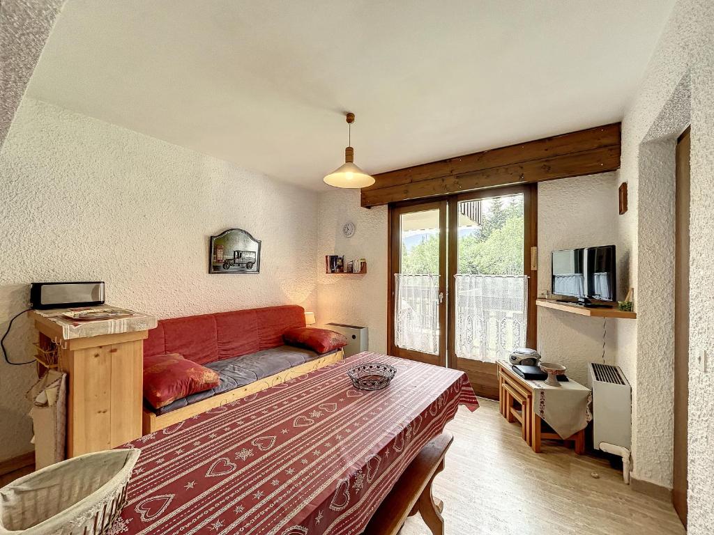 - un salon avec un canapé rouge dans l'établissement Appartement cosy au pied des pistes à Combloux avec balcon et casier à skis - FR-1-560-61, à Combloux